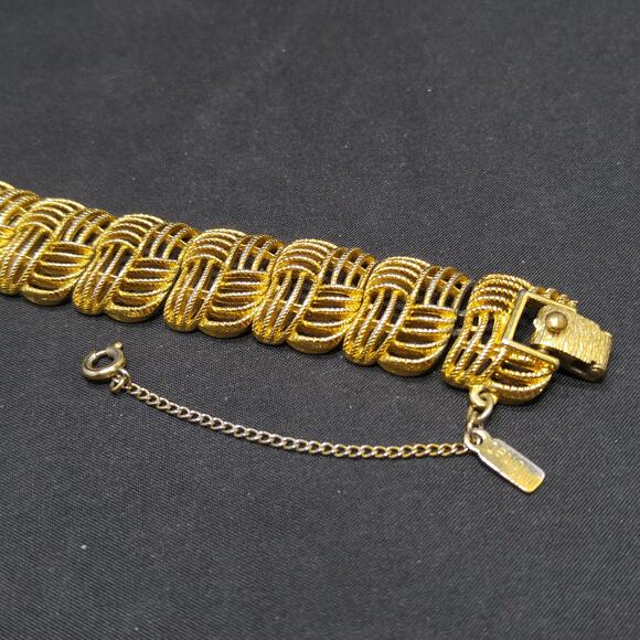 Monet Golden Weave Bracelet Gold Plated Filigree 1960s Vintage Jewelry Signed - Picture 4 of 10